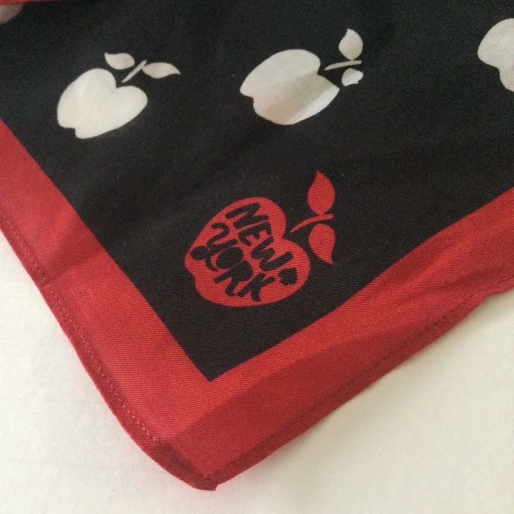 KATE SPADE APPLE TOSS SCARF BANDANA RED BLACK WHITE ‘NEW YORK’ NWOT